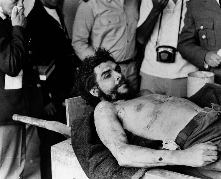 Che Guevaras lig bliver vist frem af den bolivianske hær efter henrettelsen for 40 år og en dag siden. 