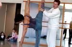 Peter Schaufuss ,til højre, med danseren Daniel Cardoso i 2004. I baggrunden sidder børn fra balletskolen. 