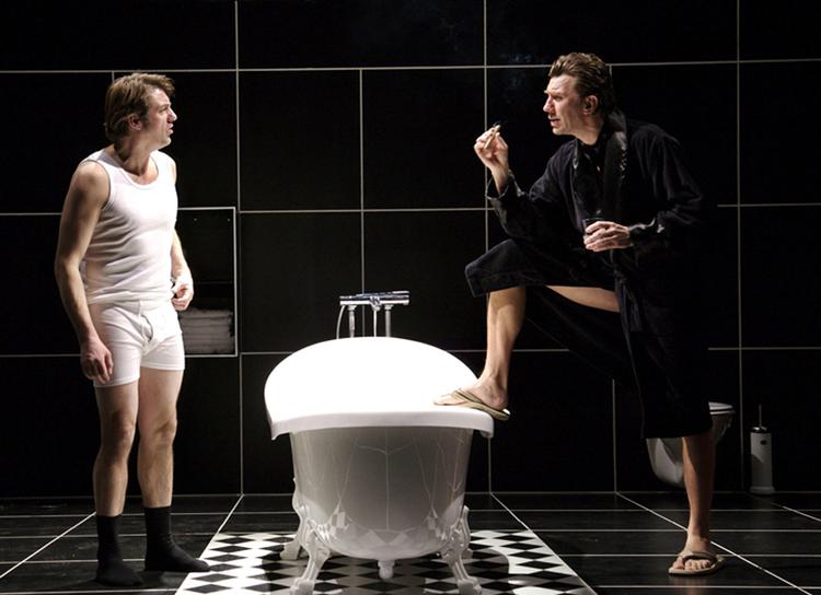 Kunstrådets driftsstøtte er bl.a. givet til Teater V i Valby til at tage på turné med succesforestillingen 'Helmer Hardcore'. 