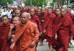Tusinder buddhistiske munke i demonstration