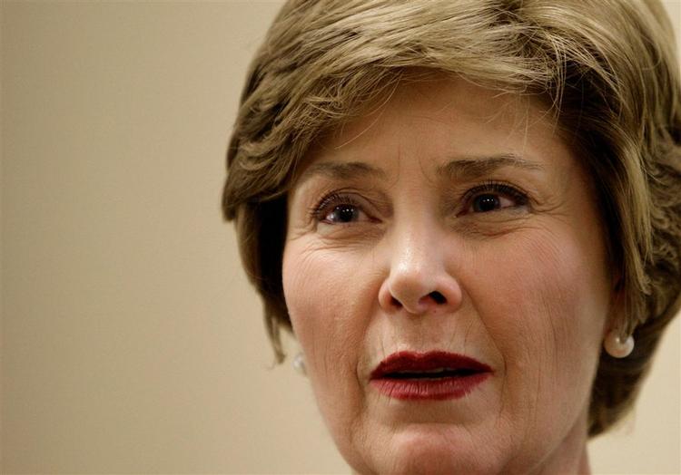 USA's førstedame Laura Bush kræver  nu, at militærjuntaen i Myanmar går af. 