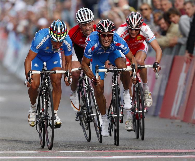 Paolo Bettini (t.v.), der her vinder VM sidste søndag, har fået stjålet sin cykel. 