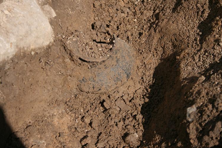 En krukke titter frem af de foreløbige udgravninger. 