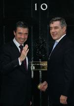 Anders Fogh Rasmussen og Gordon Brown ved den berømte dør i Downing Street 10 i London. 