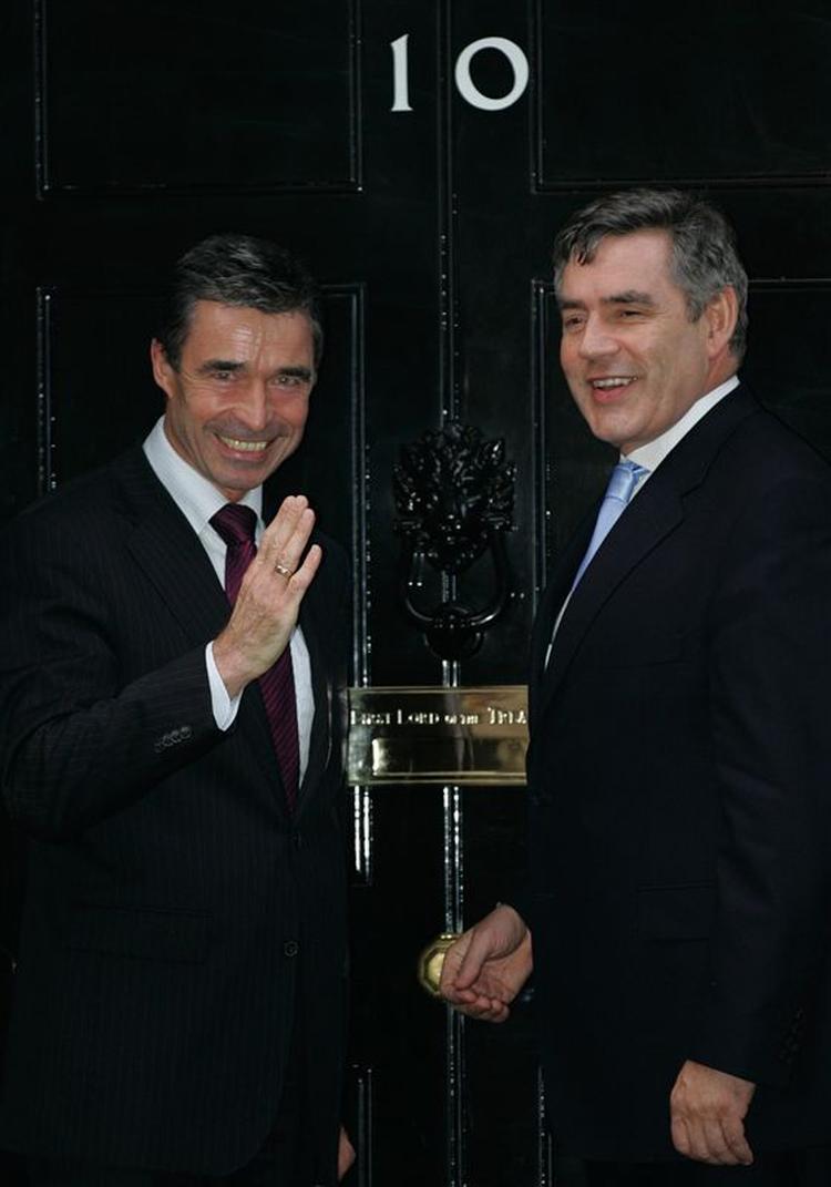 Anders Fogh Rasmussen og Gordon Brown ved den berømte dør i Downing Street 10 i London. 