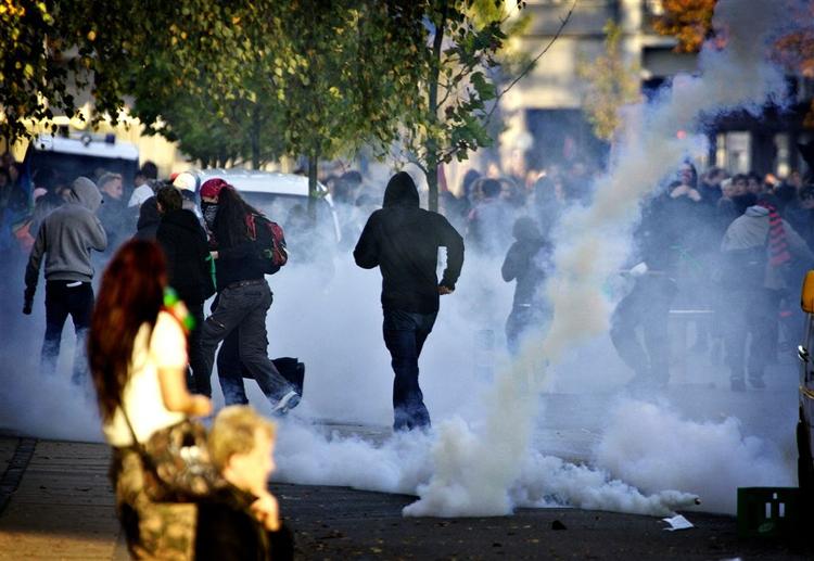 Justitsministeren skal blandt andet svare på politiets brug af tåregas. 