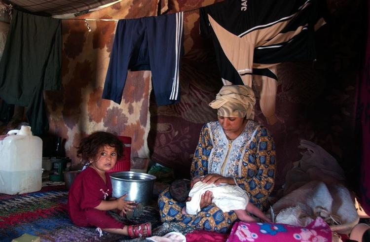 En 26-årig kvinde med sit spædbarn i Sulaimaniyah, 260 kilometer nord for Bagdad. 