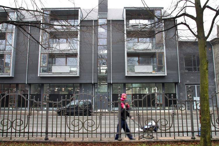 Ideen om at sælge almennyttige lejligheder til lejerne er slået fejl. Kun ni lejere landet over har slået til. 