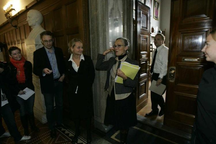 Københavns overborgmester er positiv efter dagens møde med unge fra Ungdomshuset. Nu skal der arbejdes med at finde ud af, hvordan kommunen kan føre tilsyn med et kommende ungdomshus på betingelser, de unge kan gå med til. 