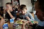 I Gladsaxe Kommune har man en kostpolitik for at forebygge fedme og livsstilssygdomme hos børnene. Her er det Jakob og Niklas, der nyder den sunde mad på Bagsværd Skole. 