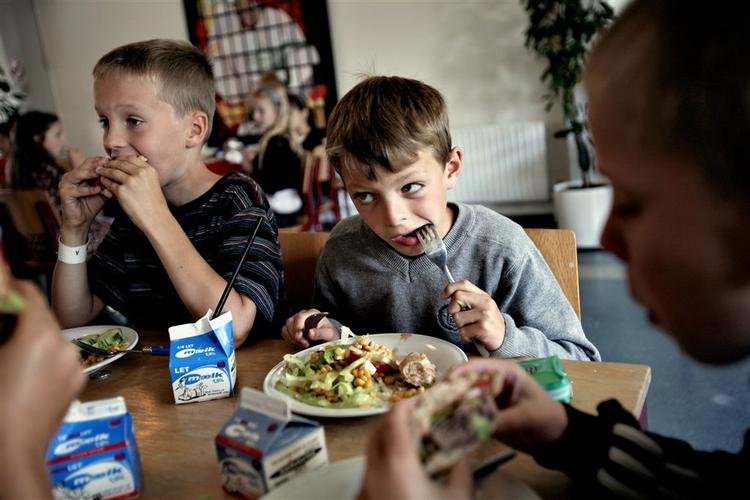 I Gladsaxe Kommune har man en kostpolitik for at forebygge fedme og livsstilssygdomme hos børnene. Her er det Jakob og Niklas, der nyder den sunde mad på Bagsværd Skole. 