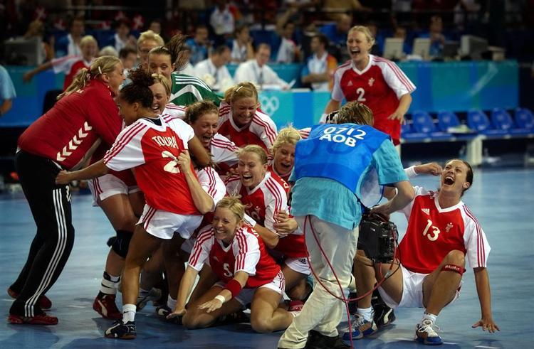 Der bliver forhåbentlig flere jubelscener som denne, hvor håndboldkvinderne jubler, efter deres lønstrid med Dansk Håndbold Forbund nu er løst. Her jubles der over OL-guldet i 2004. 