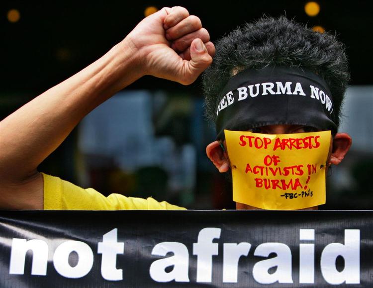 Mens FN's sikkerhedsråd endelig enedes om en erklæring, markerede demonstranter i Filippinerne deres afsky mod militærstyret i Myanmar. 