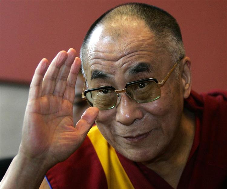 Dalai Lama møder op i den amerikanske Kongres for at modtage USA's højeste civile orden - Kongressens Guldmedalje. 