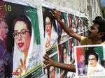 Bhutto-valgplakater klistres op i Hyderabad, ikke langt fra Karachi. 