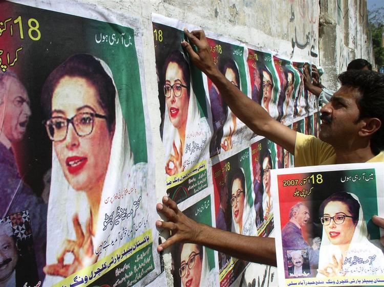 Bhutto-valgplakater klistres op i Hyderabad, ikke langt fra Karachi. 