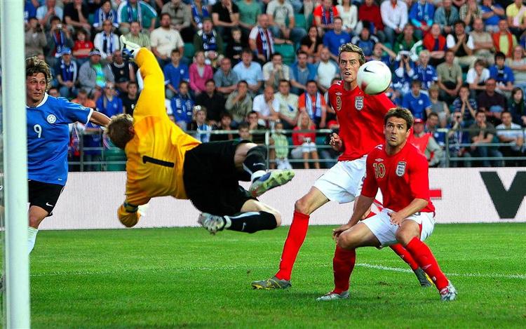 Michael Owen (th.) scorede det ene mål, da England vandt 3-0 i Estland, der havde Mart Poom på mål. Watfordmålmanden vil gøre alt for at blive klar til lørdagens kamp på Wembley. 