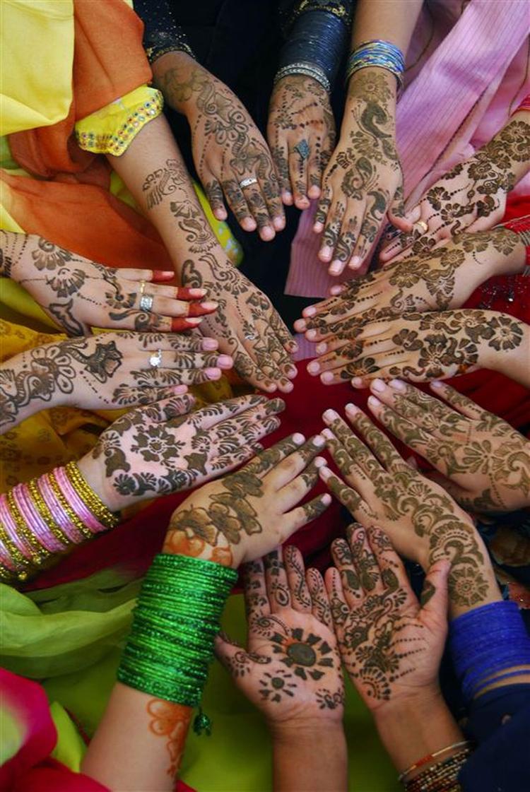 Pakistanske piger har dekoreret deres hænder i anledning af afslutningen på ramadanen. 