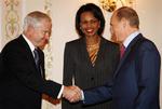 Ruslands præsident Putin hilser på den amerikanske forsvarsminister Robert Gates, mens udenrigsminister Condoleza Rice ser til. 