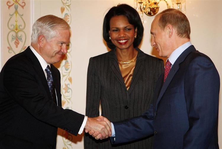 Ruslands præsident Putin hilser på den amerikanske forsvarsminister Robert Gates, mens udenrigsminister Condoleza Rice ser til. 