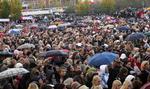 Tusindvis mødte op i Stockholm for at protestere mod gadevold. 