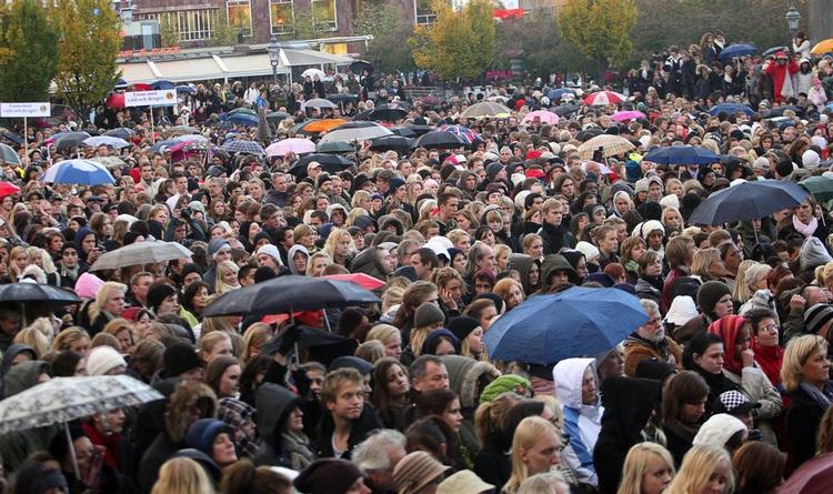 Tusindvis mødte op i Stockholm for at protestere mod gadevold. 