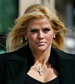 Anna Nicole Smiths psykiater og læges hjem og kontorer er blevet ransaget. 