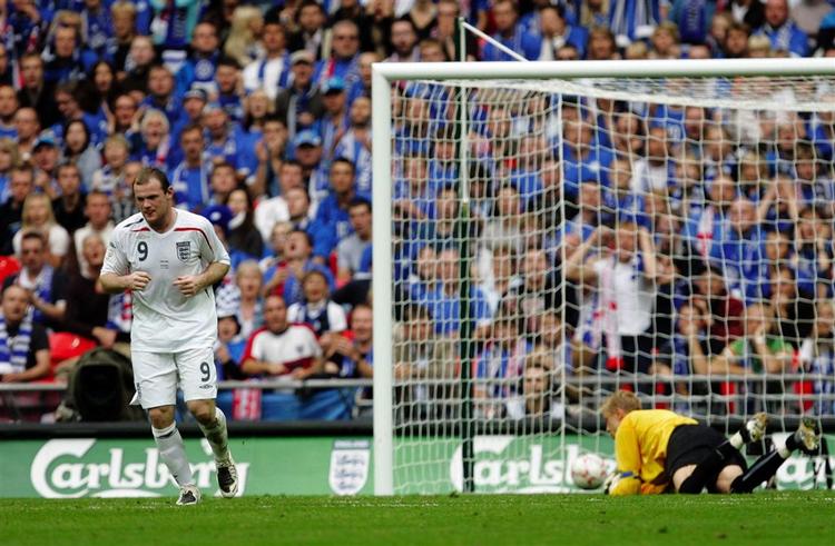 Wayne Rooney var med til at gøre de mange estiske tilskuere tavse med sit mål til 2-0. 