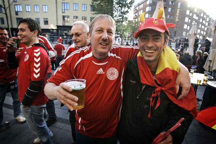 Spanske Enric viser den rette ånd i selskab med en dansk fan. 