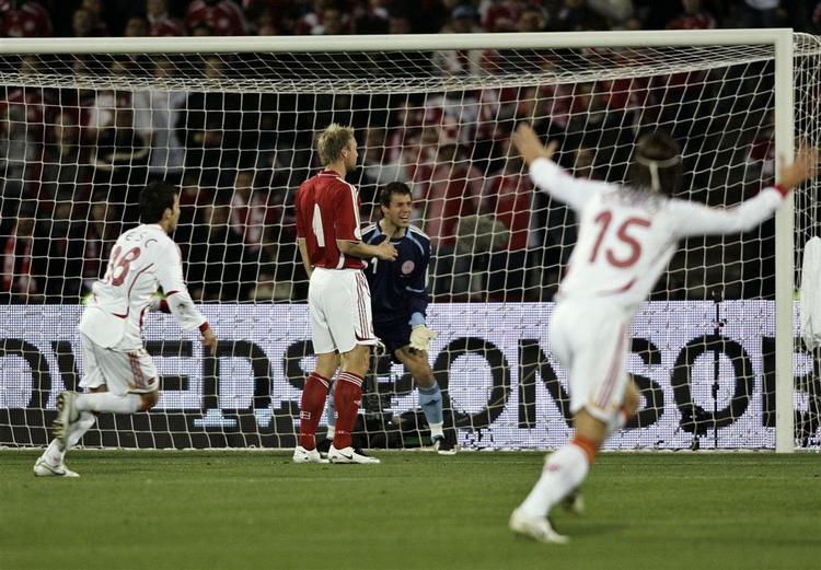 Luis Aragones tager det ikke for givet, at den spanske trup kommer til EM efter sejren over Danmark. 