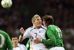 Bastian Schweinsteiger (tv) måtte udskiftes efter et sammenstød med irske Kevin Kilbane. 