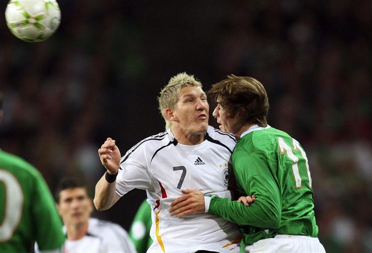 Bastian Schweinsteiger (tv) måtte udskiftes efter et sammenstød med irske Kevin Kilbane. 