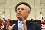 John Howard på en pressekonference i parlamentet i Canberra. 