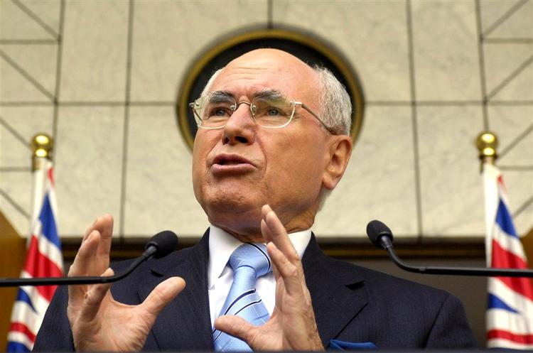 John Howard på en pressekonference i parlamentet i Canberra. 