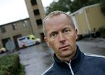 Ambulanceredder Michael Brandt er ikke selv i tvivl om, at han er fritaget for tjeneste, fordi han har kritiseret kommunens millionsatsning på et nyt radiosystem. 