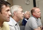 Her sidder Morten Olsen bagest, men både generalsekretær Jim Stjerne Hansen og formand Allan Hansen står bag den danske landstræner. 