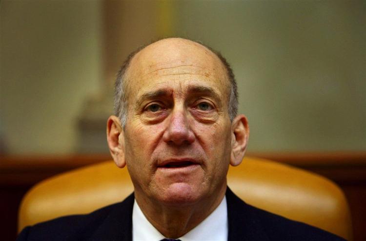 Israels premierminister Ehud Olmert skal advokatundersøges efter mistanke om politiske vennetjenester i hans tid som handelsminister. 