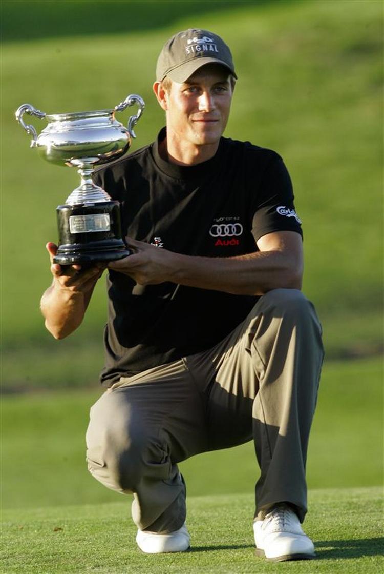 Mads Vibe-Hastrup fik en pokal og 1,1 million kroner for sejren i Open de Madrid. 