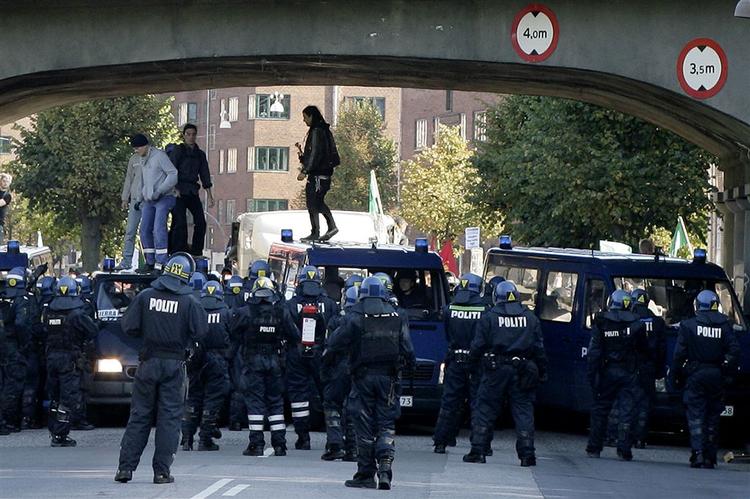 Det er konfrontationer som den seneste her ved Grøndalsvænge, der belaster økonomien i politiet. 