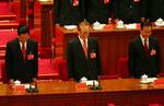 Kinas præsident, Hu Jintao (tv.) tidligere præsident Jiang Zemin og premierminister Wen Jiabao bøjer deres hoveder til ære for afdøde kammerater på Kinas Kommunistpartis kongres, der begyndte i dag. 