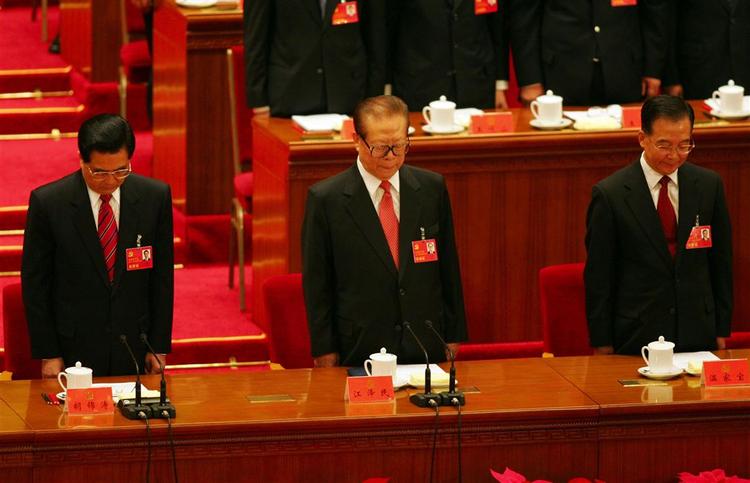 Kinas præsident, Hu Jintao (tv.) tidligere præsident Jiang Zemin og premierminister Wen Jiabao bøjer deres hoveder til ære for afdøde kammerater på Kinas Kommunistpartis kongres, der begyndte i dag. 