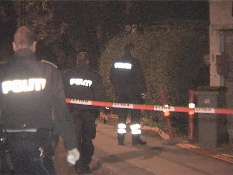 Politiet undersøger området ved ejendommen i det københavnske nordvestkvarter, hvor en familiefar i aftes blev overfaldet i sit hjem for øjnene af sin hustru og nogle af parrets venner. 