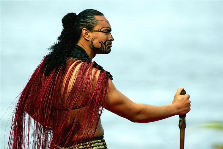 New Zealandsk maori i traditionel krigerdragt. Personen på billedet har intet med de aktuelle anholdelser at gøre. 