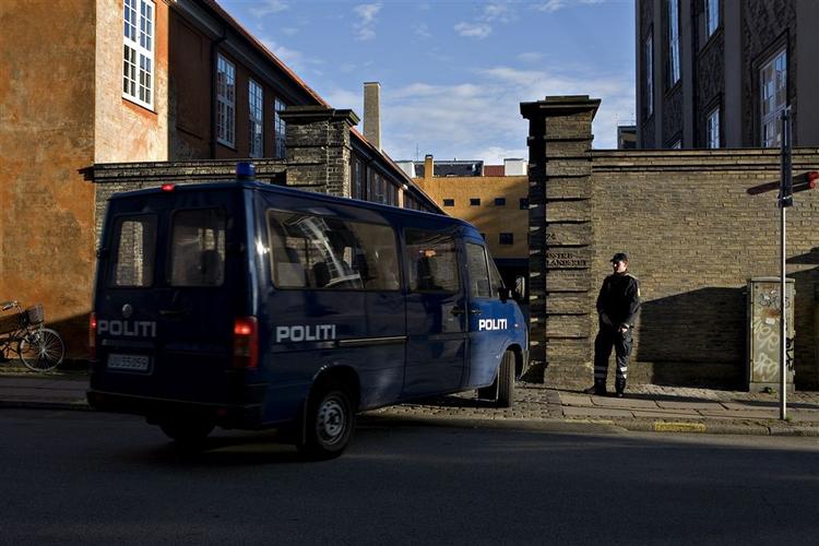 Politiet passer på landsretten under terrorsag. 