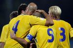Daniel Majstorovic (4) deler glæden over Sveriges 1-0-mål mod Liechtenstein med målscorer Fredrik Ljungberg (9). 