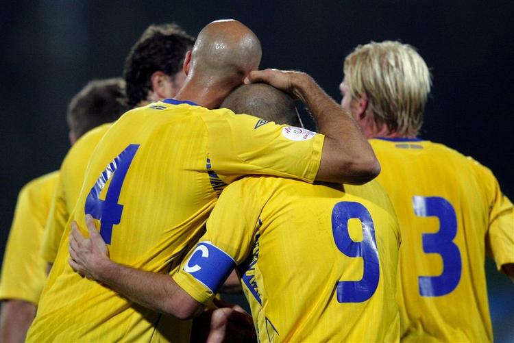 Daniel Majstorovic (4) deler glæden over Sveriges 1-0-mål mod Liechtenstein med målscorer Fredrik Ljungberg (9). 