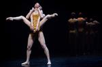Balletdanserne er fit for fight i 'Start to Finish', den sidste produktion, før Den Norske Opera rykker ud i nyt prestigebyggeri ved Oslo Havn.  Foto: Erik Berg 