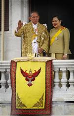 Kong Bhumipol og dronning Sirikit ved sidste års fejring af de 60 år på tronen. 