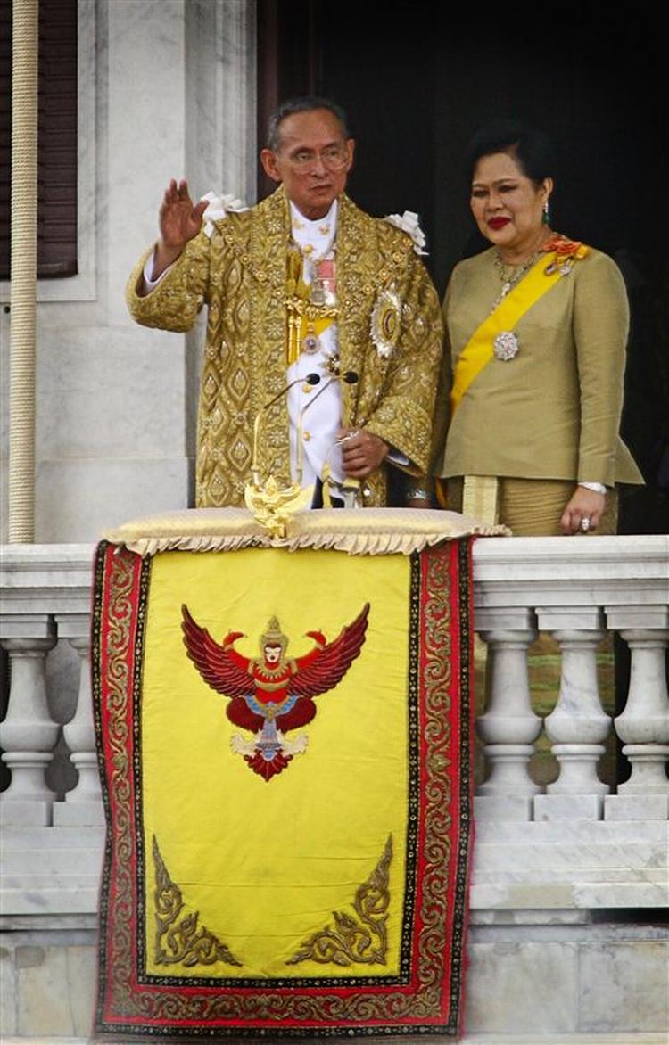 Kong Bhumipol og dronning Sirikit ved sidste års fejring af de 60 år på tronen. 