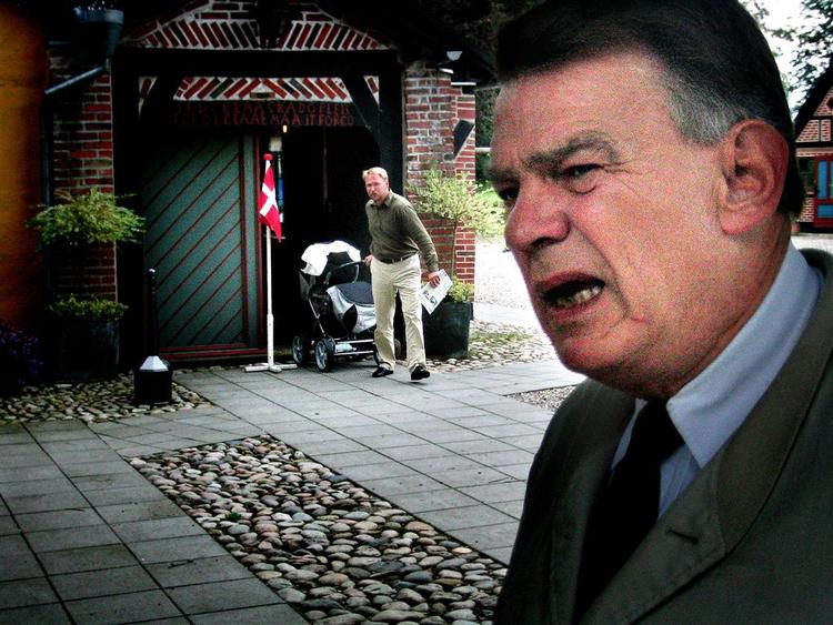 Jesper Langballe fra Dansk Folkeparti er godt tilfreds med, at han fortsat må ryge på sit kontor. 